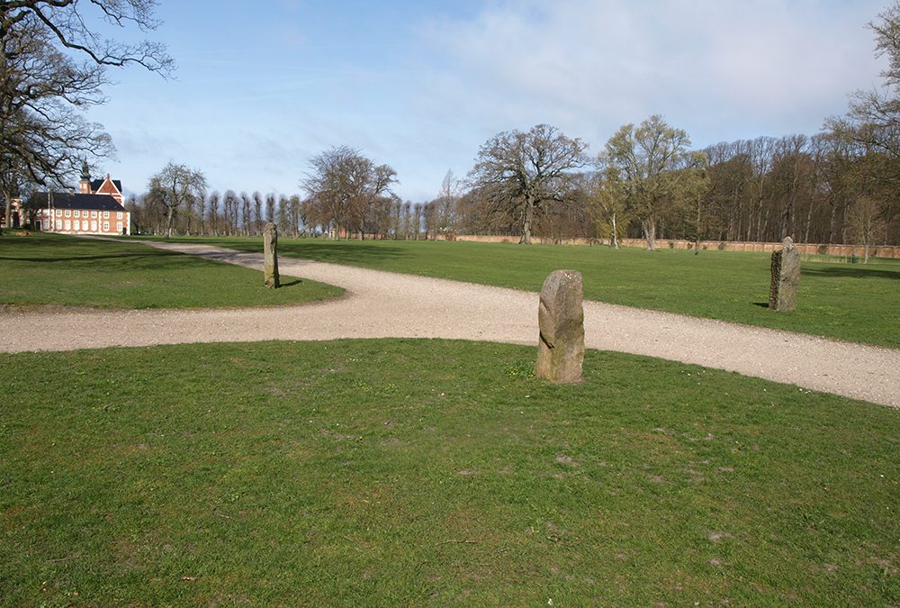 GRUNDLOVENS KONGE VAR KENDT FOR AT DRIKKE OG HORE – OG SAMLE RUNESTEN