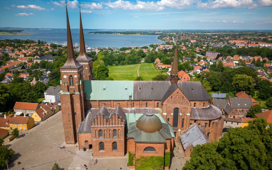 Roskilde fejrer Verdensarvsdag med sang, debat og Domkirken som lysende midtpunkt